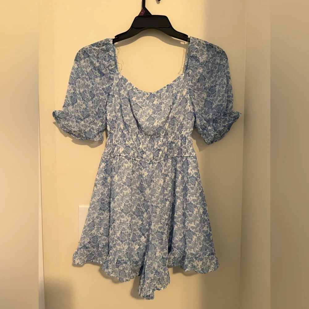 Francesca’s Trikki Blue Floral Puff Sleeve Romper NWT Small - Picture 2 of 4